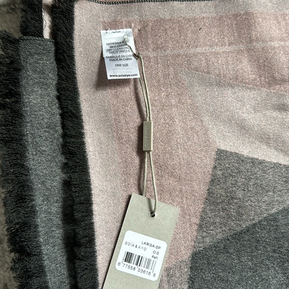 SOIA & KYO LARISA ASH WRAP SCARF - Picture 5 of 5